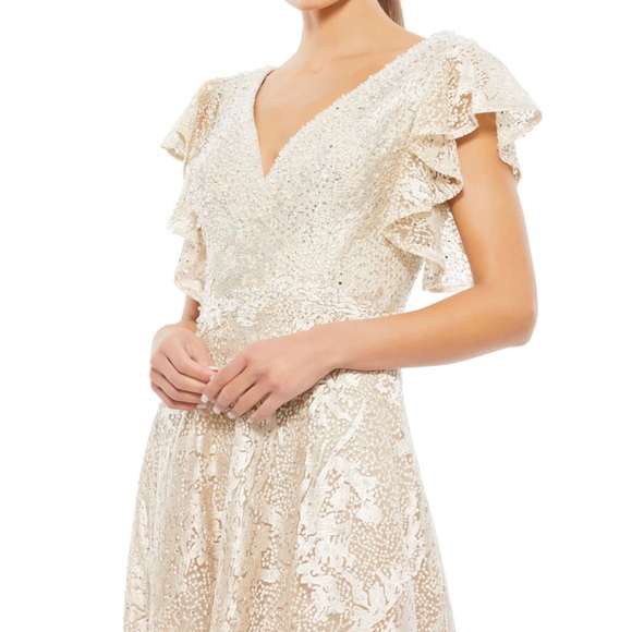 Mac Duggal Embroidered Flutter Ruffle Sleeve V-Neck Gown In Ivory & Nude New Tag - Picture 4 of 17
